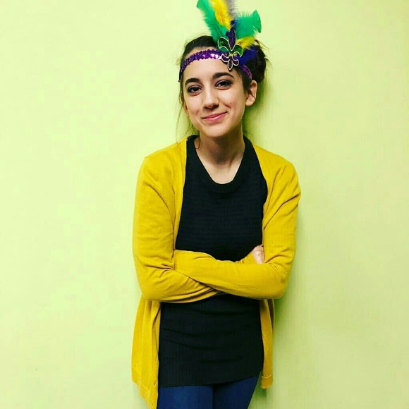 Meet your Posher, Kristen 🌻 - Picture 2 of 3